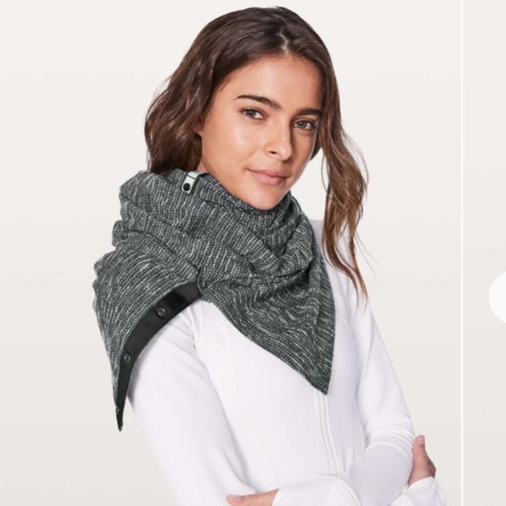 Lululemon Women's Vinyasa Scarf Black‎ Gray Marled Rulu One Size OS Snap Button